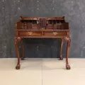 Стол бюро DOMKORLEONE в стиле Chippendale из красного дерева (mahogany wood) с зелёным кожаным бюваром, цвет орех (коричневый)