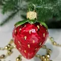 Irena-Co елочная игрушка, стекло Клубничка малая (5,5х4,5х4см)