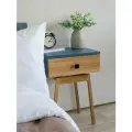 Тумба прикроватная Hugo из натурального дерева. Высота 55 см. Парящий корпус 30х39х15 см. Цвет: натуральный, синий.
